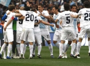 开云官网-罗马球迷疯狂庆祝，胜利太美好！