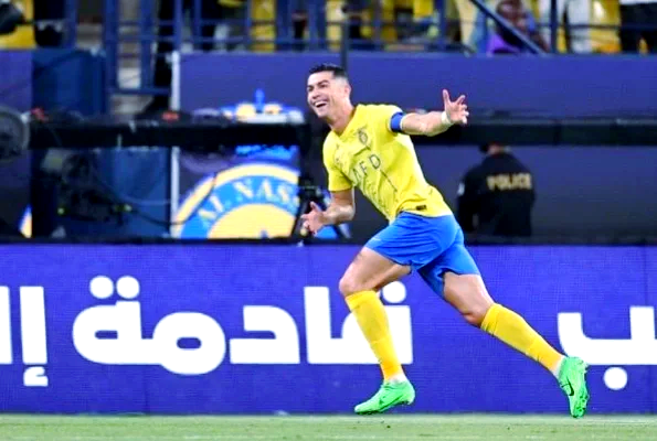 那不勒斯前锋实现帽子戏法，助球队取得胜利的简单介绍