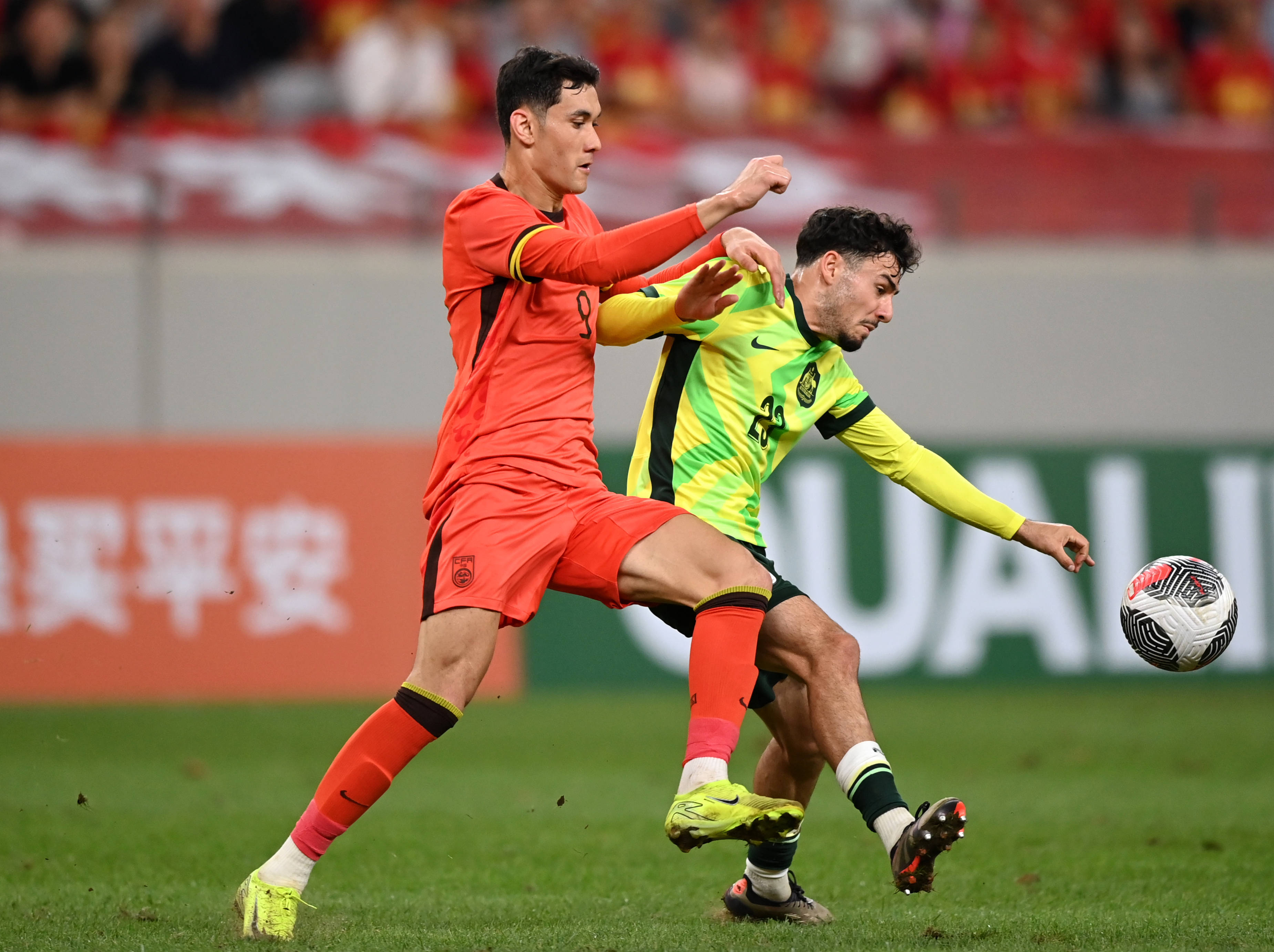 亚洲足球联赛夺冠队伍赢得掌声 亚洲足球联赛夺冠队伍赢得掌声