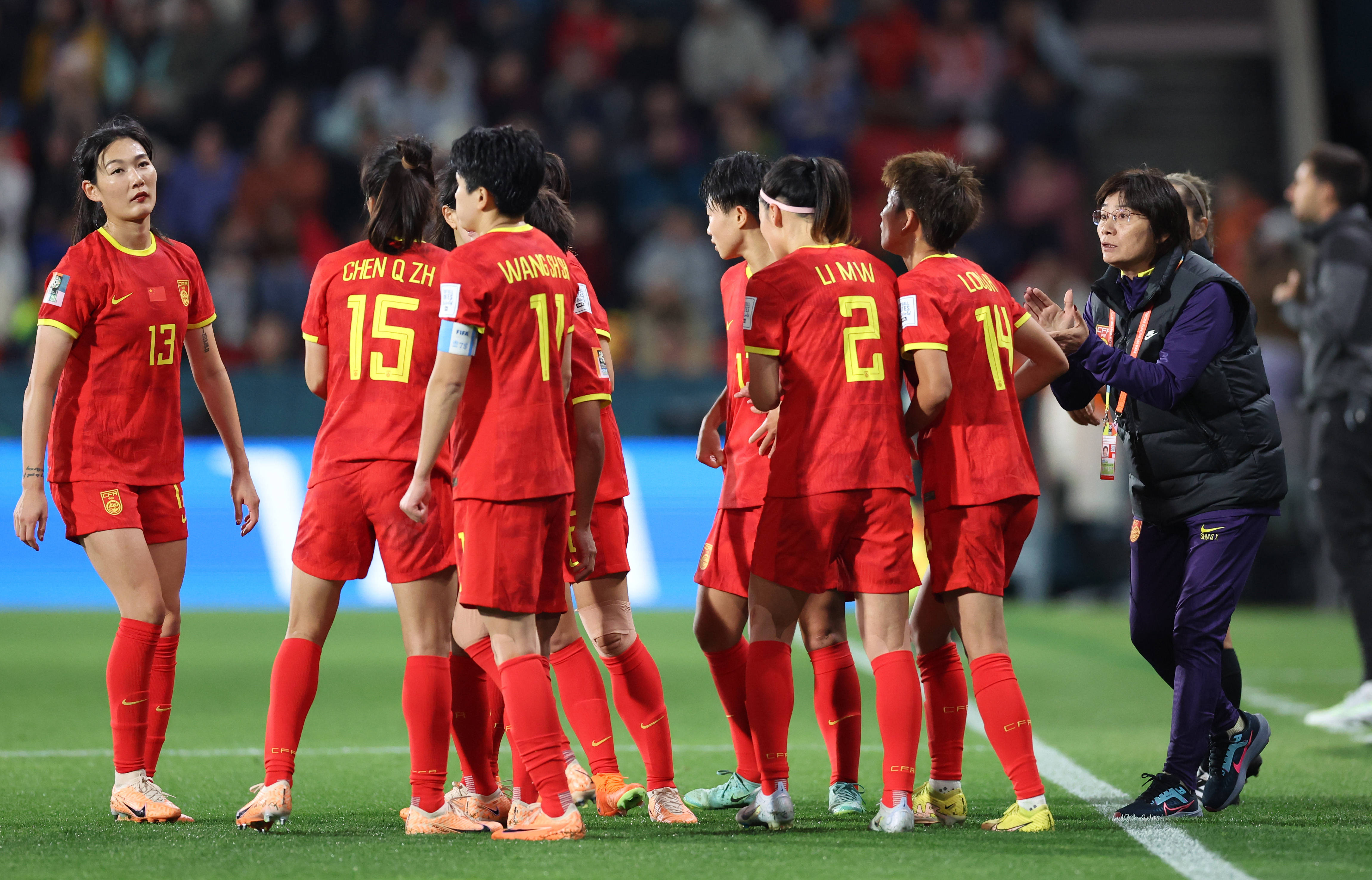 女足比赛中，球员展现出色技术