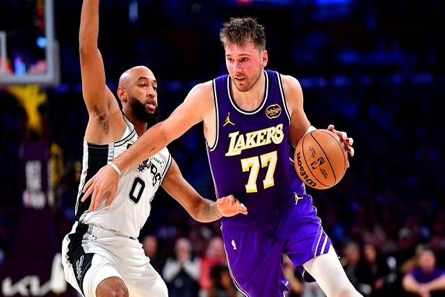 骑士鏖战马刺，东契奇统治全场