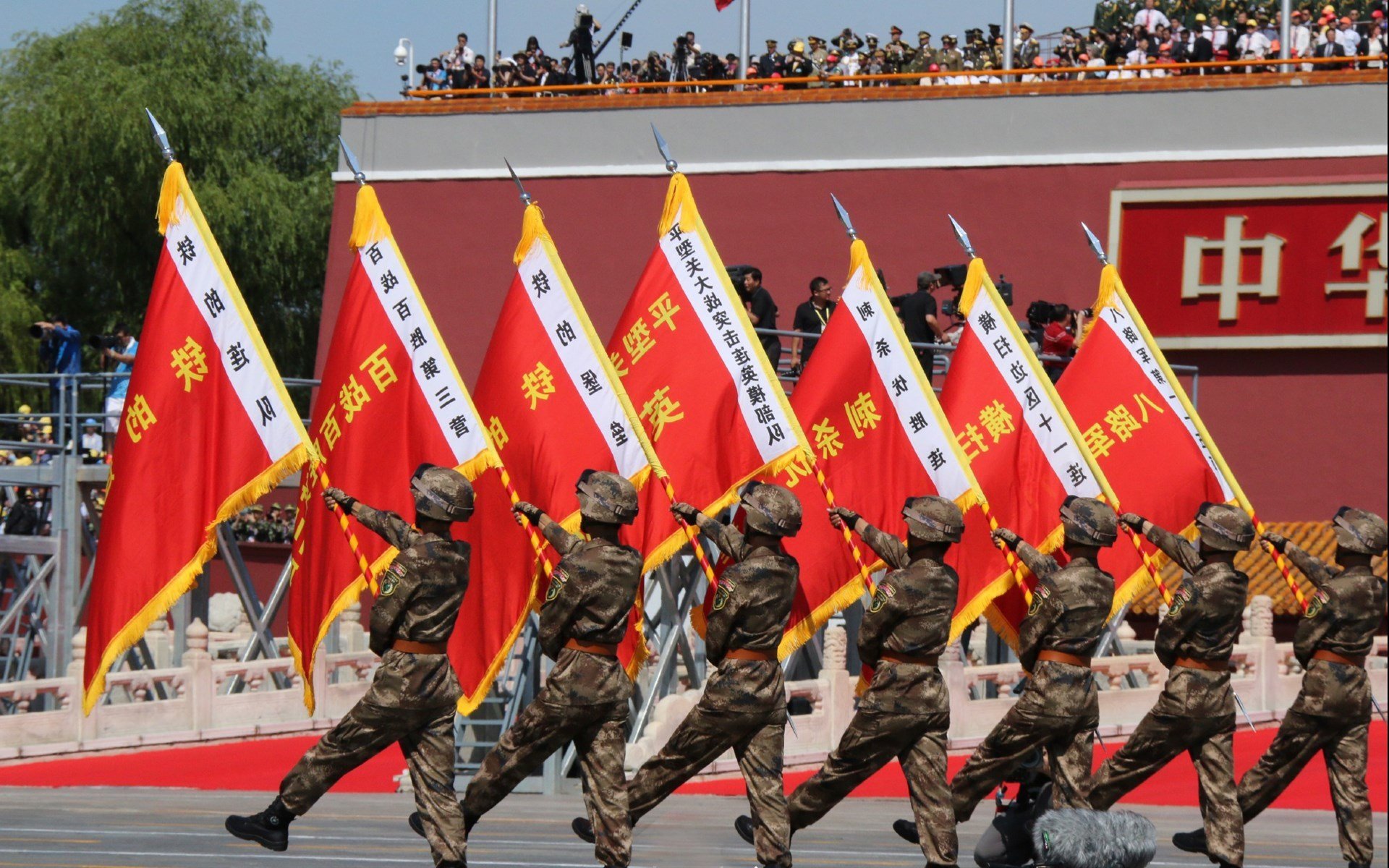 伯纳乌暗夜亮银枪,本泽马用一场碾压式表演,写下国家德比教科书